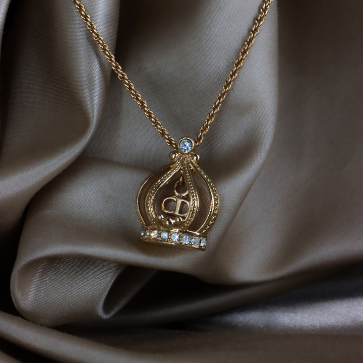 CHRISTIAN DIOR 金色皇冠造型 CD Logo 閃石項鏈正面特寫