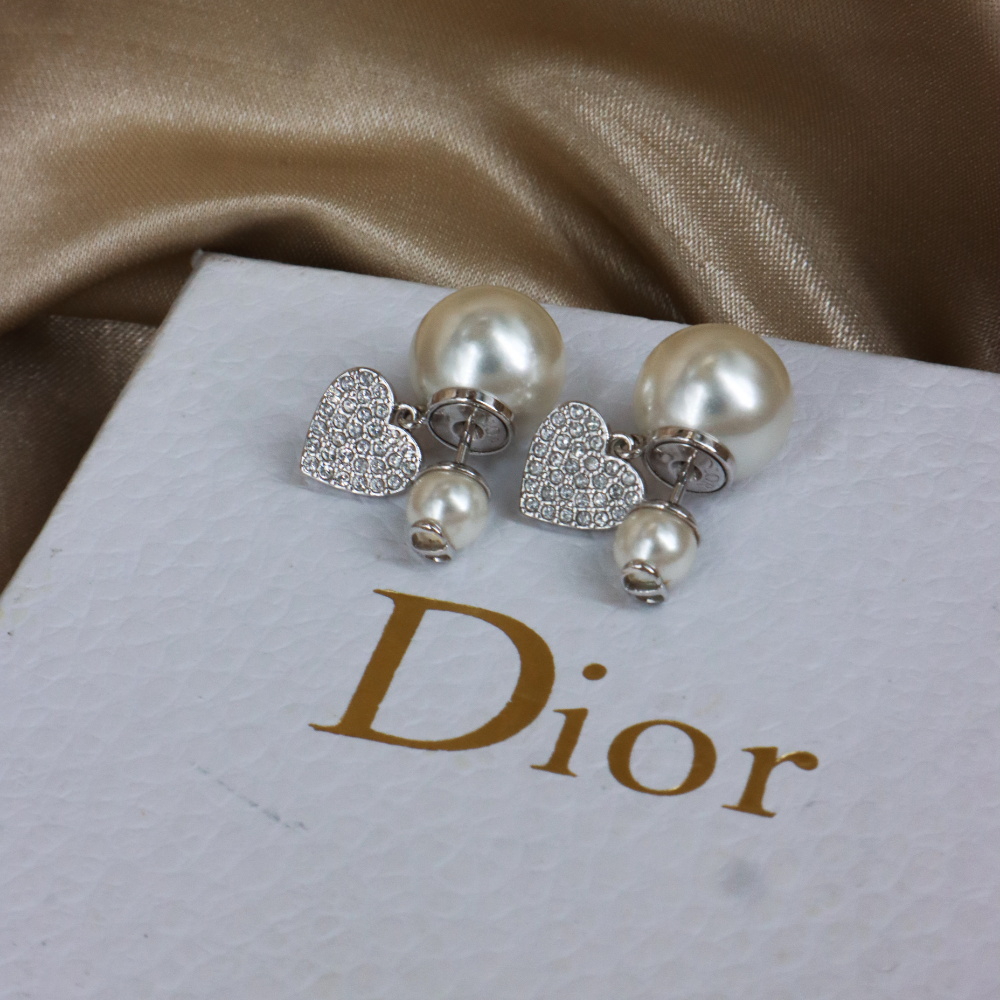 CHRISTIAN DIOR 心形閃石雙珠耳針（銀色配仿珍珠）大小仿珍珠與心形吊飾全貌