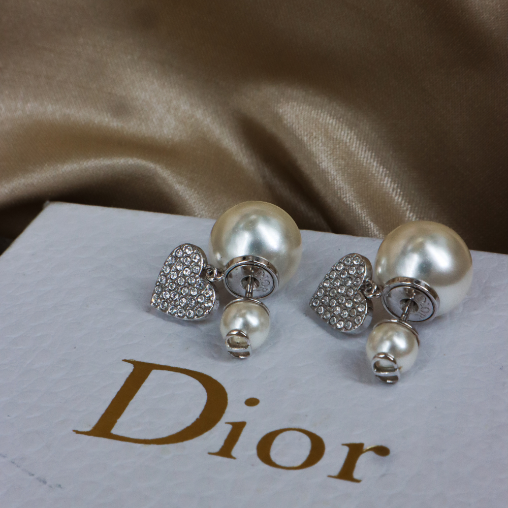 CHRISTIAN DIOR 心形閃石雙珠耳針（銀色配仿珍珠）成對耳針及仿珍珠細節