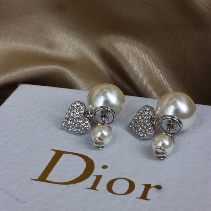 CHRISTIAN DIOR 心形閃石雙珠耳針（銀色配仿珍珠）成對耳針及仿珍珠細節
