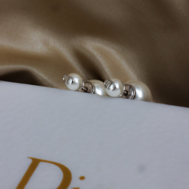 CHRISTIAN DIOR 心形閃石雙珠耳針（銀色配仿珍珠）耳針結構與大小珠飾背面