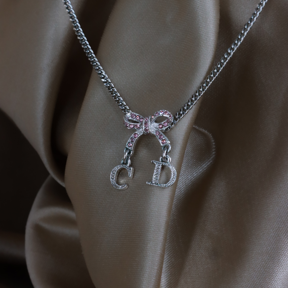 CHRISTIAN DIOR 粉紅蝴蝶結 CD 閃石吊墜項鏈（銀色）C 與 D 字母垂墜細節