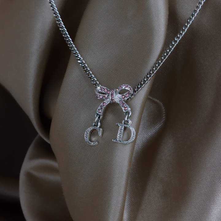 CHRISTIAN DIOR 粉紅蝴蝶結 CD 閃石吊墜項鏈（銀色）C 與 D 字母垂墜細節