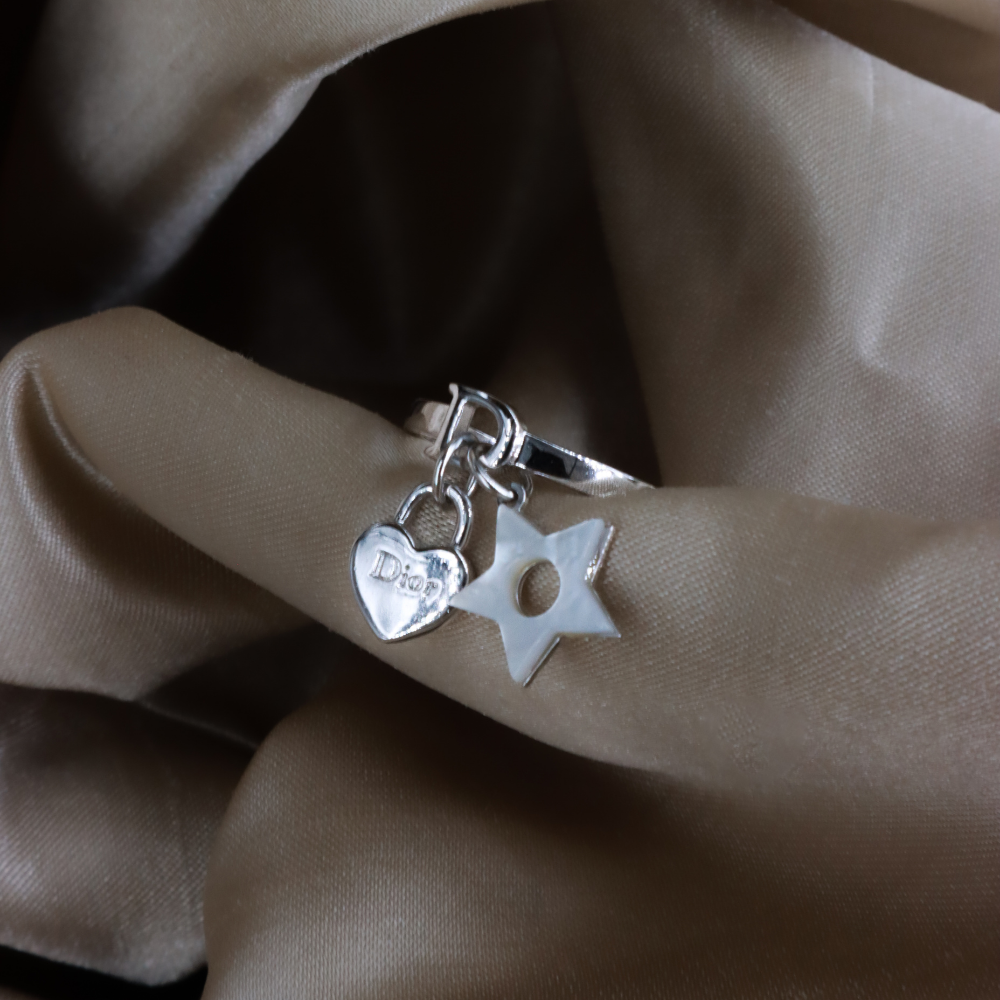 CHRISTIAN DIOR 白色星星心形鎖吊飾戒指（銀色）戒圈與垂墜結構斜角