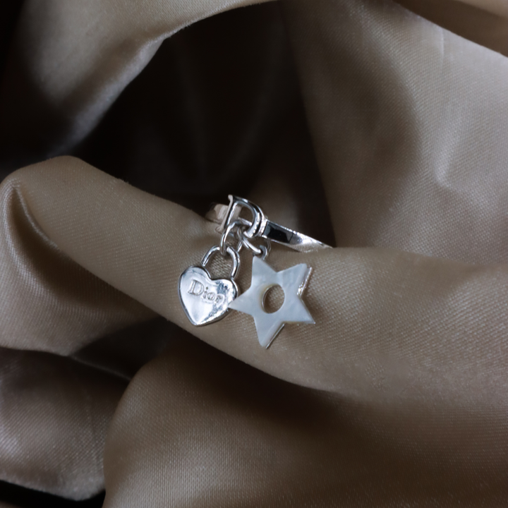 CHRISTIAN DIOR 白色星星心形鎖吊飾戒指（銀色）戒圈與垂墜結構斜角