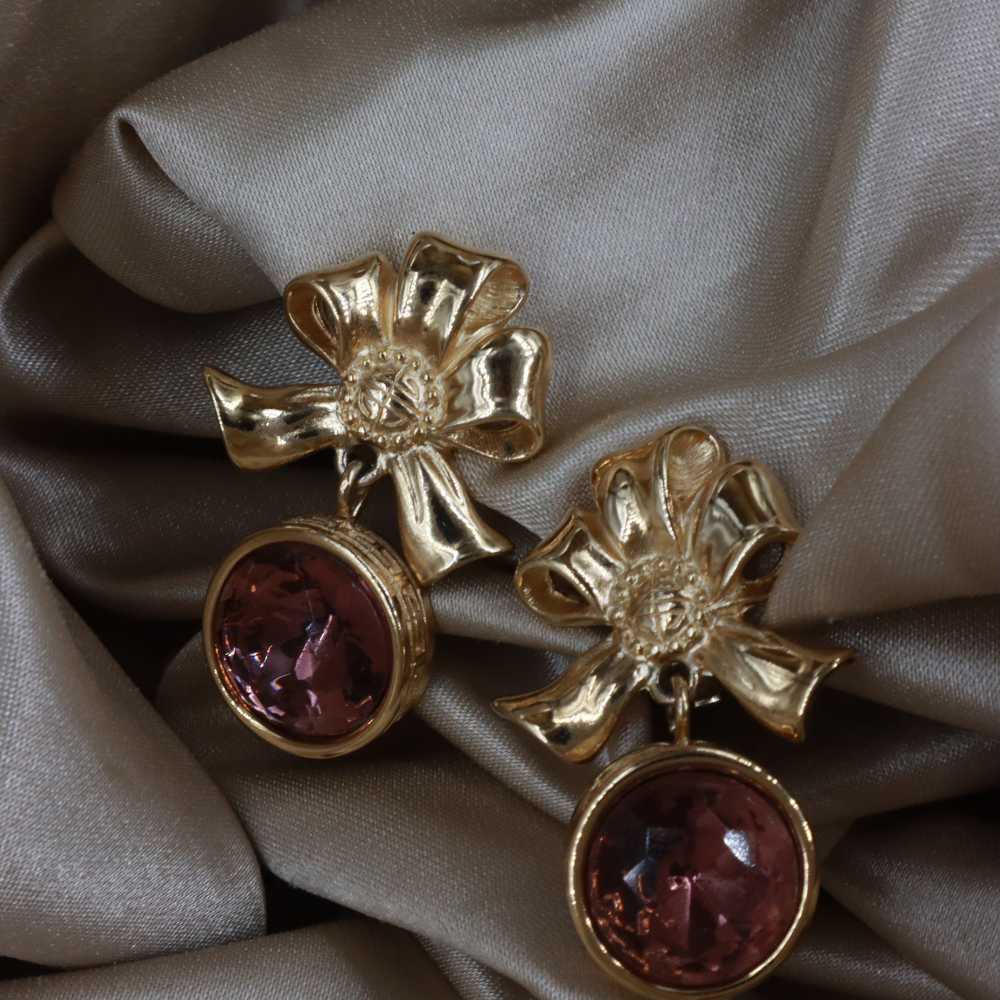 GIVENCHY 蝴蝶結紫紅閃石吊墜耳夾（金色）蝴蝶結及紫紅圓形閃石耳夾正面