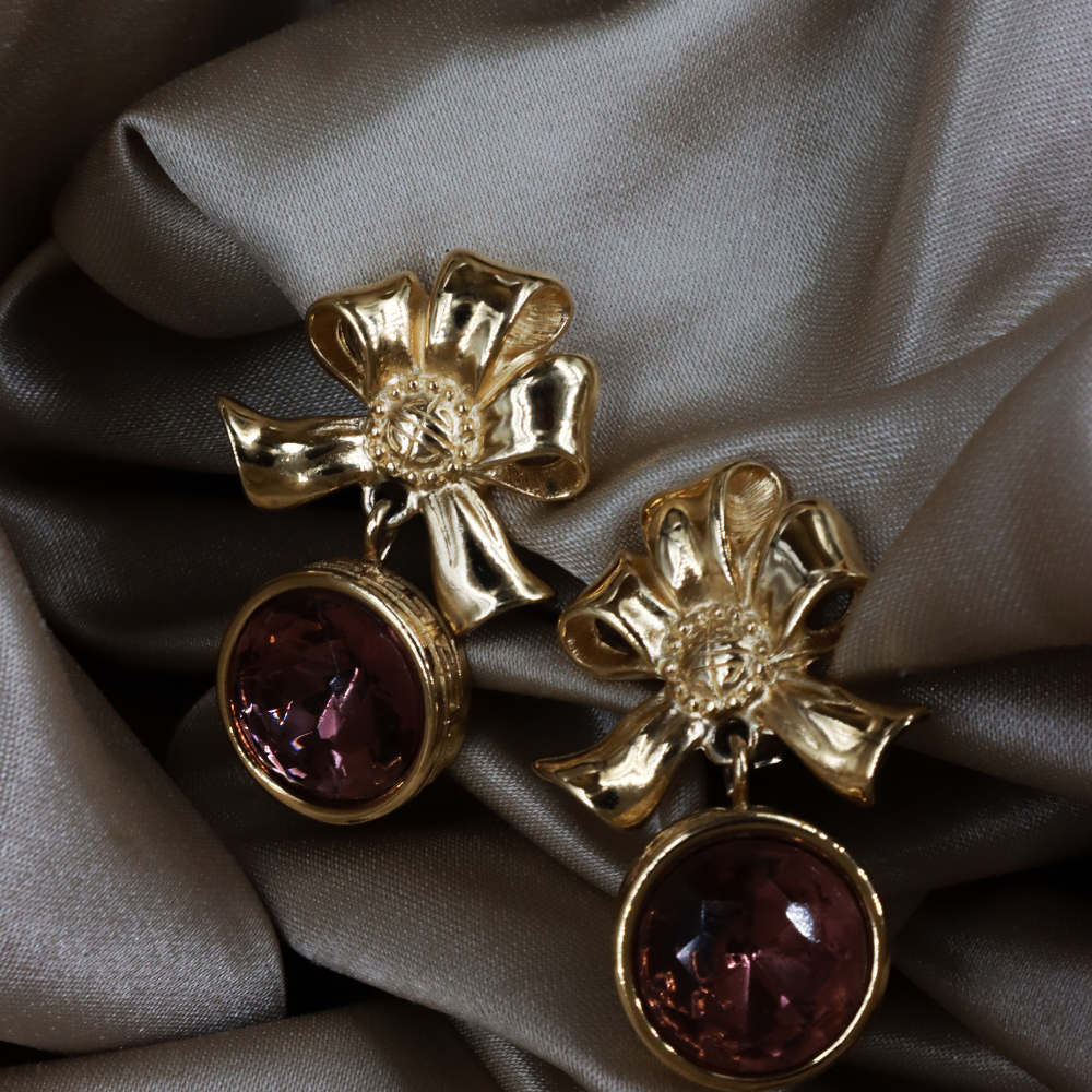 GIVENCHY 蝴蝶結紫紅閃石吊墜耳夾（金色）立體蝴蝶結摺面細節