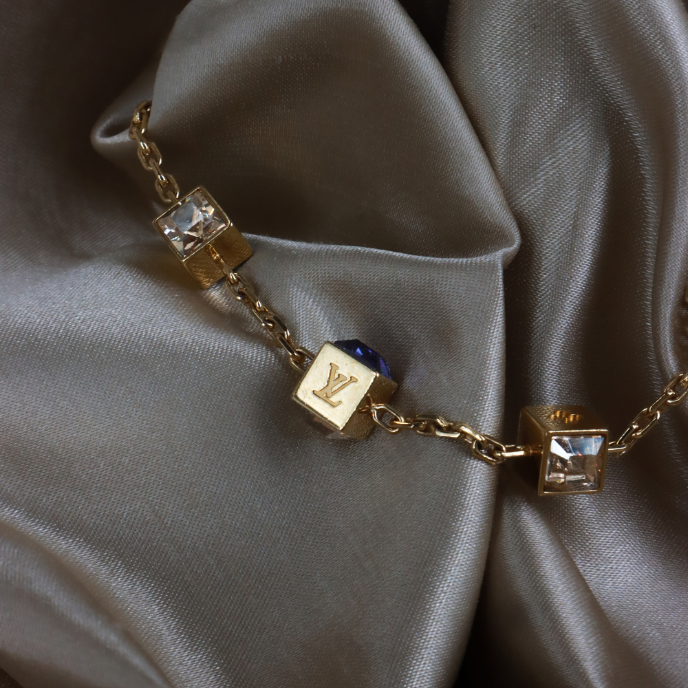LOUIS VUITTON CUBE 方塊吊墜手鏈（金色配藍色閃石）透明閃石及 LV 方塊特寫