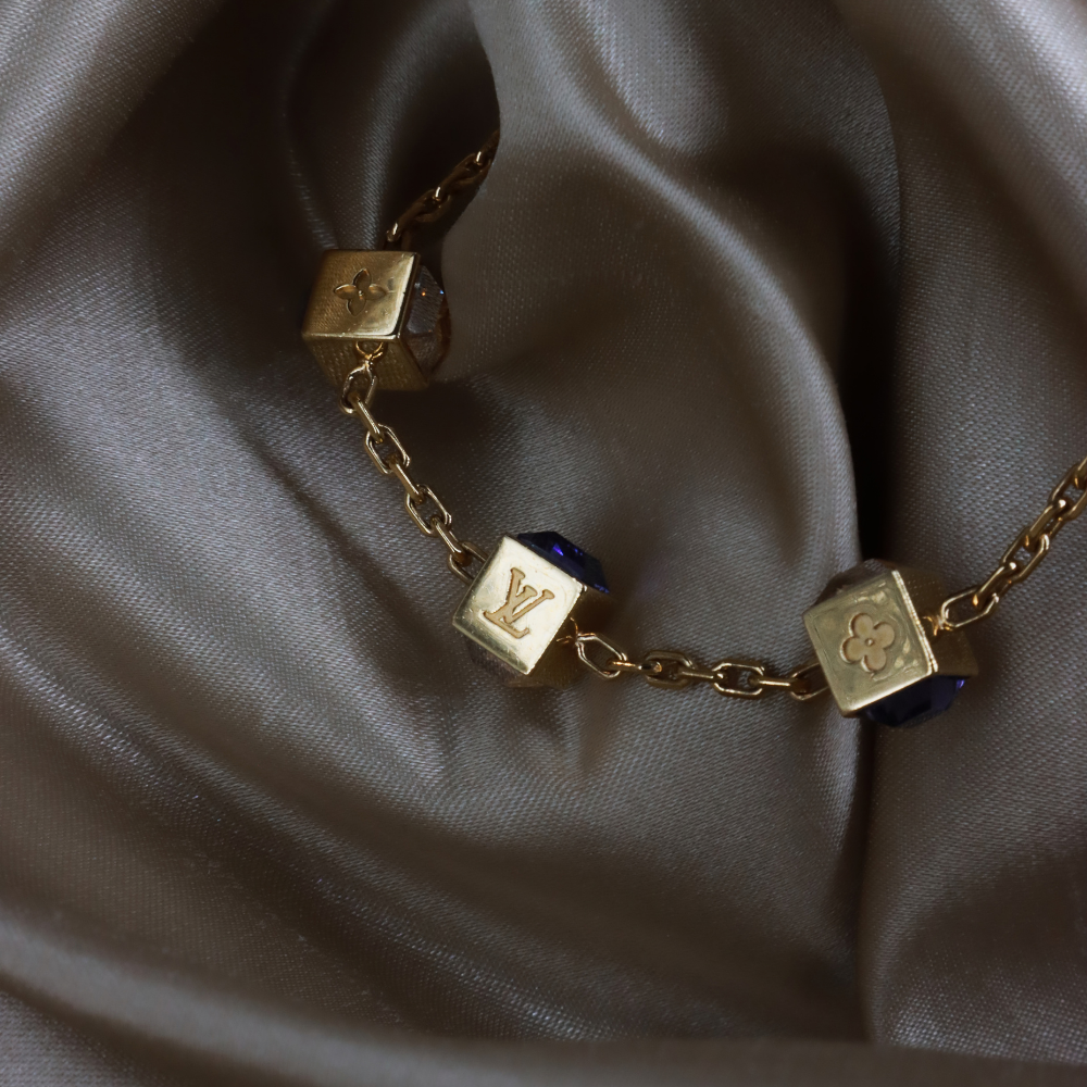 LOUIS VUITTON CUBE 方塊吊墜手鏈（金色配藍色閃石）LV 字母與花卉方塊正面