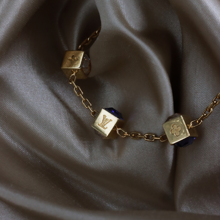 LOUIS VUITTON CUBE 方塊吊墜手鏈（金色配藍色閃石）LV 字母與花卉方塊正面