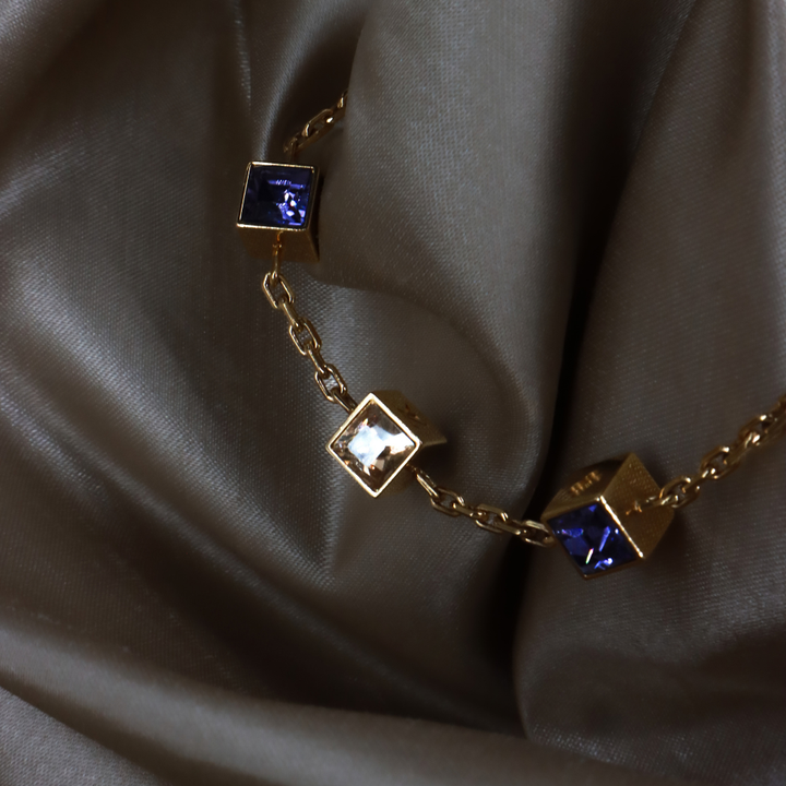 LOUIS VUITTON CUBE 方塊吊墜手鏈（金色配藍色閃石）深藍色閃石方塊展示