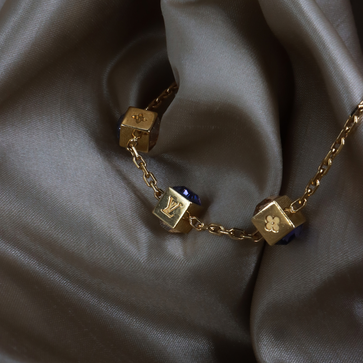 LOUIS VUITTON CUBE 方塊吊墜手鏈（金色配藍色閃石）Monogram 花卉細節