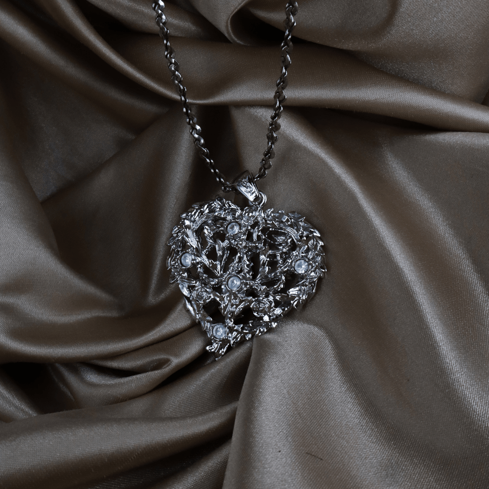 YSL Logo 水晶愛心花卉長項鏈（銀色） | SAINT LAURENT PARIS 未使用美品 | 特價發售只限一條！ (副本) - Vintasy項鏈