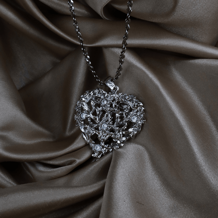 YSL Logo 水晶愛心花卉長項鏈（銀色） | SAINT LAURENT PARIS 未使用美品 | 特價發售只限一條！ (副本) - Vintasy項鏈