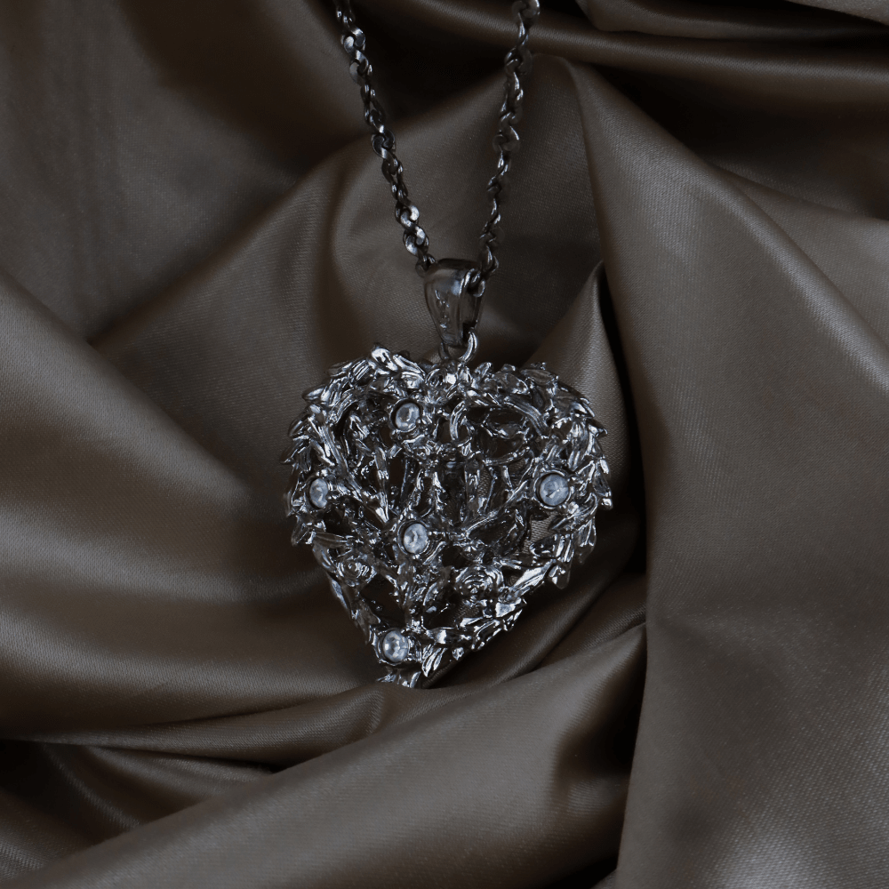 YSL Logo 水晶愛心花卉長項鏈（銀色） | SAINT LAURENT PARIS 未使用美品 | 特價發售只限一條！ (副本) - Vintasy項鏈