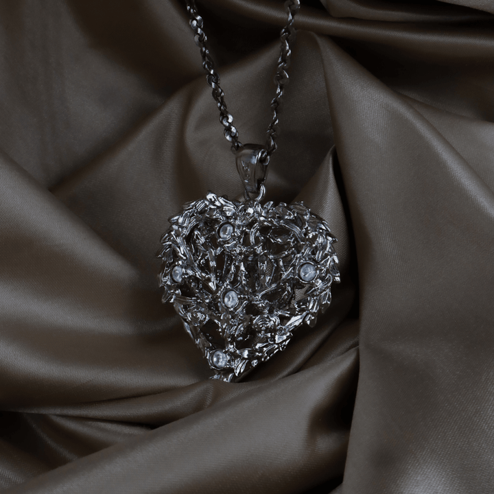 YSL Logo 水晶愛心花卉長項鏈（銀色） | SAINT LAURENT PARIS 未使用美品 | 特價發售只限一條！ (副本) - Vintasy項鏈