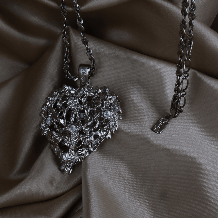 YSL Logo 水晶愛心花卉長項鏈（銀色） | SAINT LAURENT PARIS 未使用美品 | 特價發售只限一條！ (副本) - Vintasy項鏈