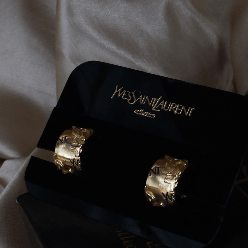 Yves Saint Laurent Monogram Hoop Ear Clip| 1990年代 ｜原盒未使用 - Vintasy項鏈