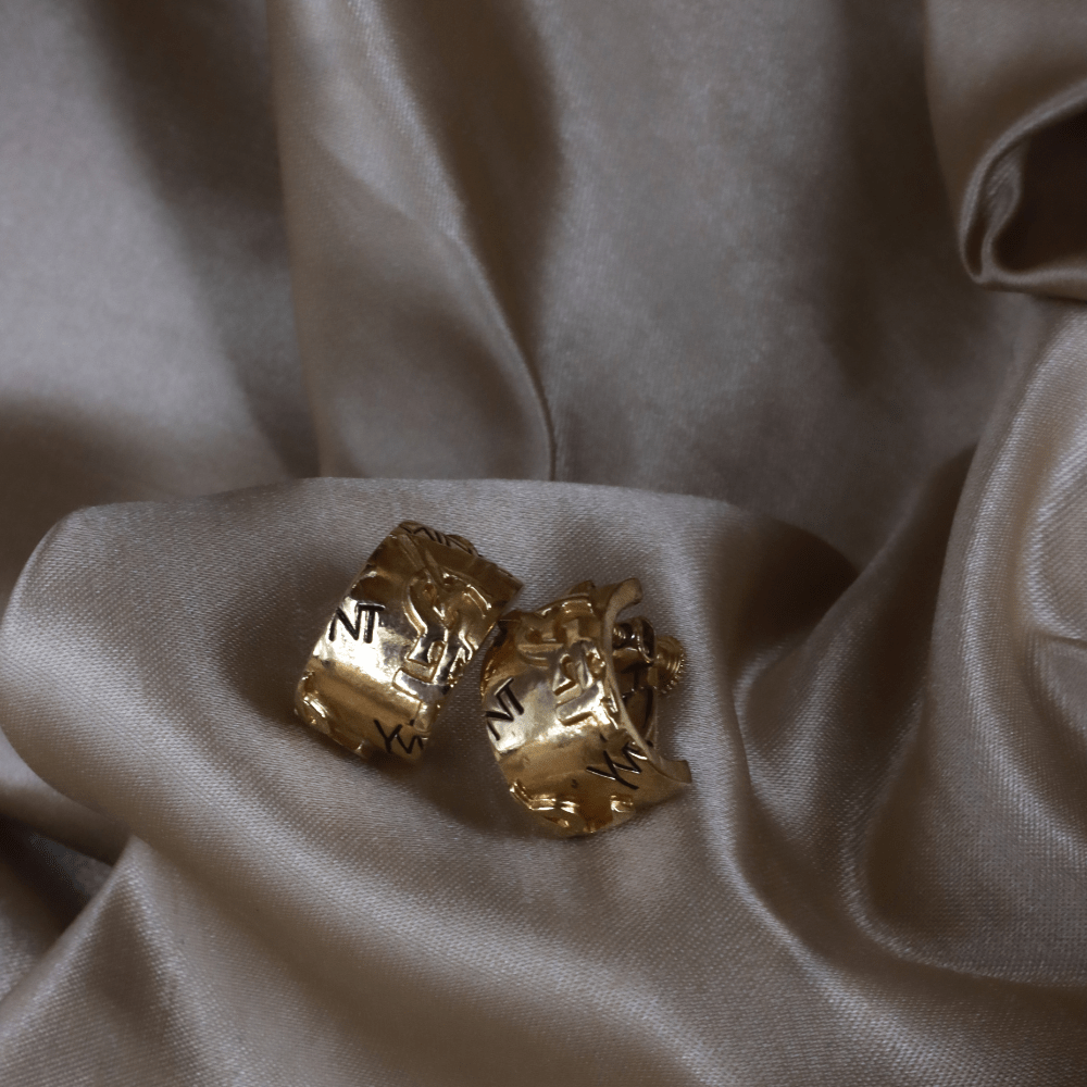 Yves Saint Laurent Monogram Hoop Ear Clip| 1990年代 ｜原盒未使用 - Vintasy項鏈
