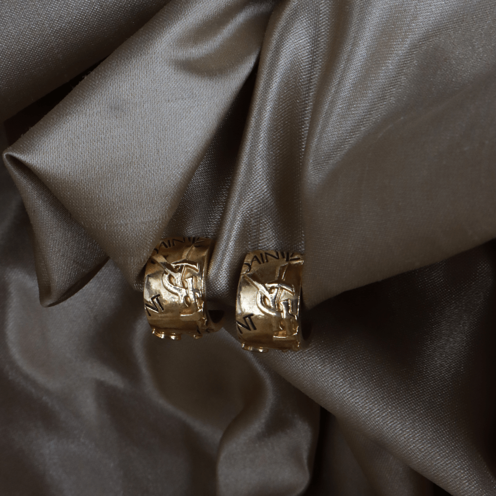 Yves Saint Laurent Monogram Hoop Ear Clip| 1990年代 ｜原盒未使用 - Vintasy項鏈