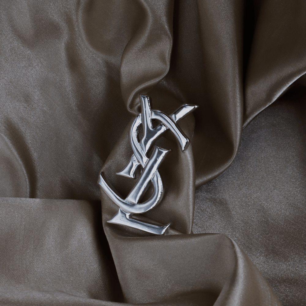 Yves Saint Laurent YSL Monogram 胸針（銀色）｜未使用級美品 - Vintasy項鏈