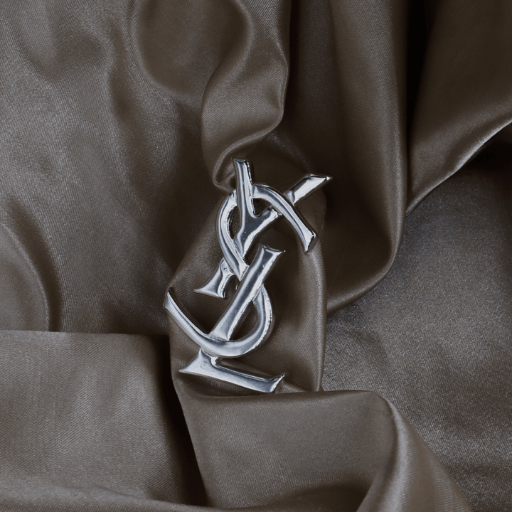 Yves Saint Laurent YSL Monogram 胸針（銀色）｜未使用級美品 - Vintasy項鏈