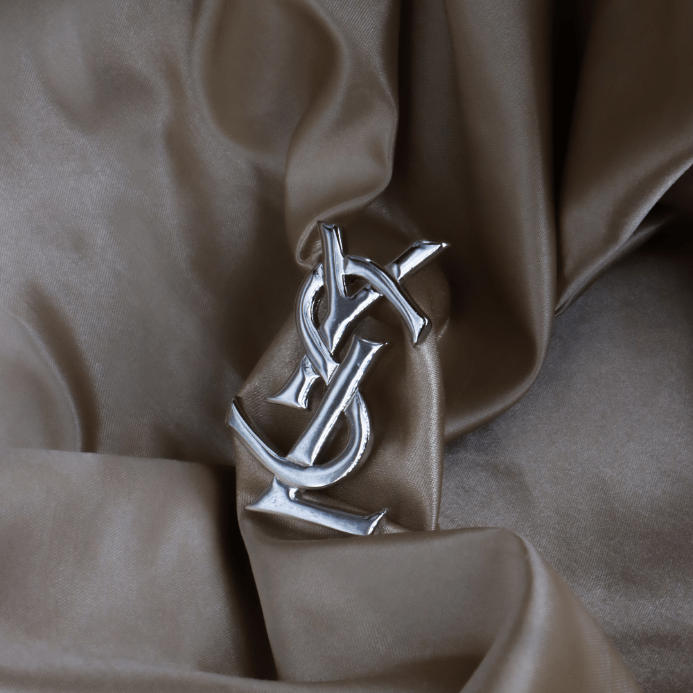 Yves Saint Laurent YSL Monogram 胸針（銀色）｜未使用級美品 - Vintasy項鏈