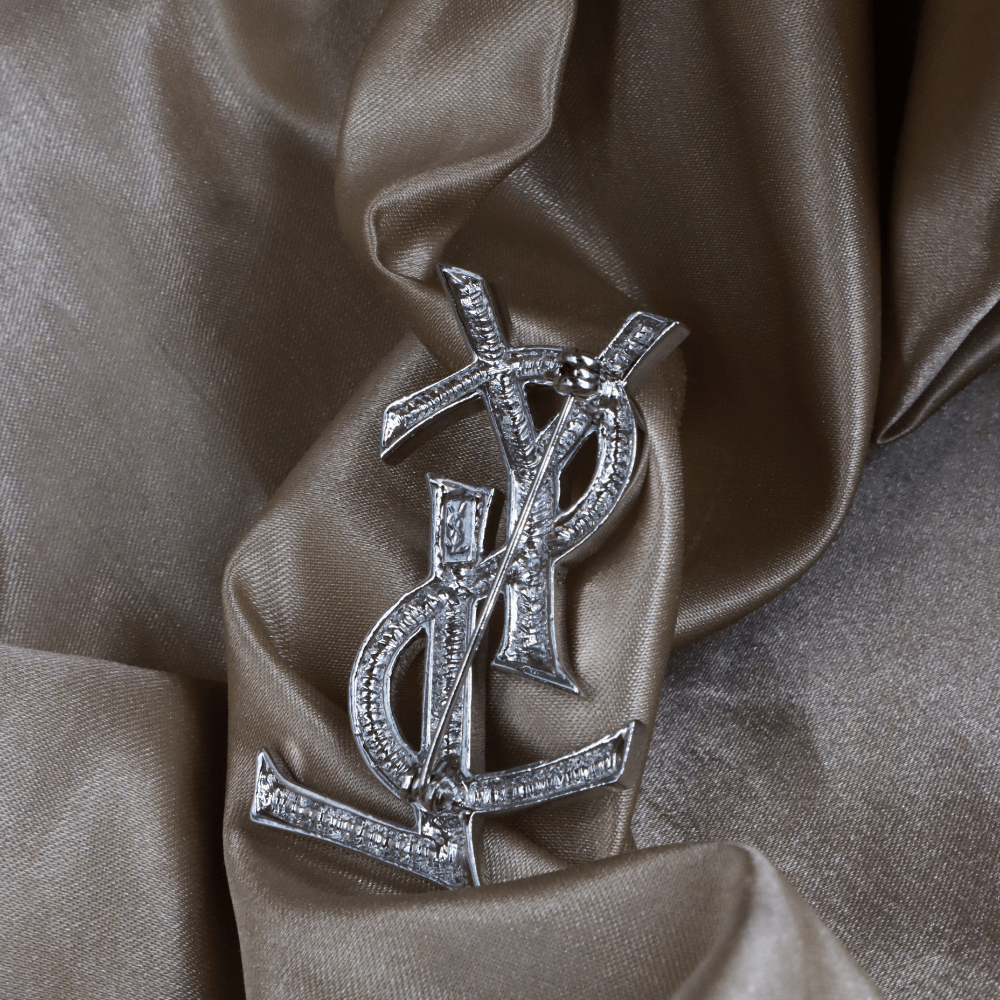 Yves Saint Laurent YSL Monogram 胸針（銀色）｜未使用級美品 - Vintasy項鏈