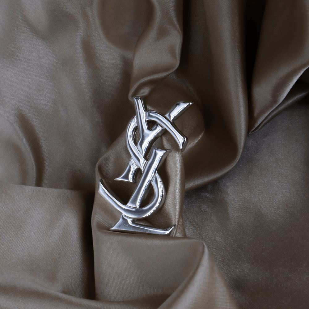 Yves Saint Laurent YSL Monogram 胸針（銀色）｜未使用級美品 - Vintasy項鏈