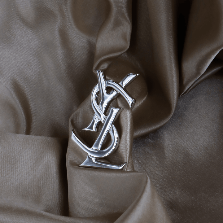 Yves Saint Laurent YSL Monogram 胸針（銀色）｜未使用級美品 - Vintasy項鏈